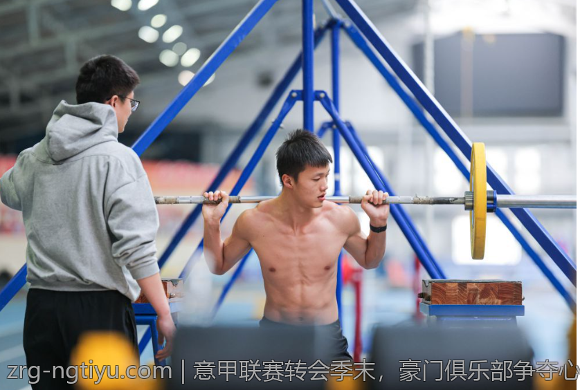 意甲联赛转会季末，豪门俱乐部争夺心仪球员